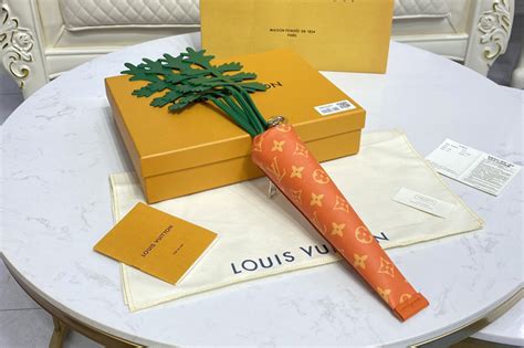 lv carrot pouch